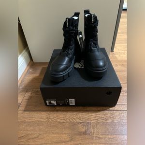 SOREL - Caribou™ X Boot Lace
Waterproof Size 8 Black Leather Boot